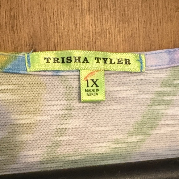 Colorful Abstract Print Top - Picture 2 of 3